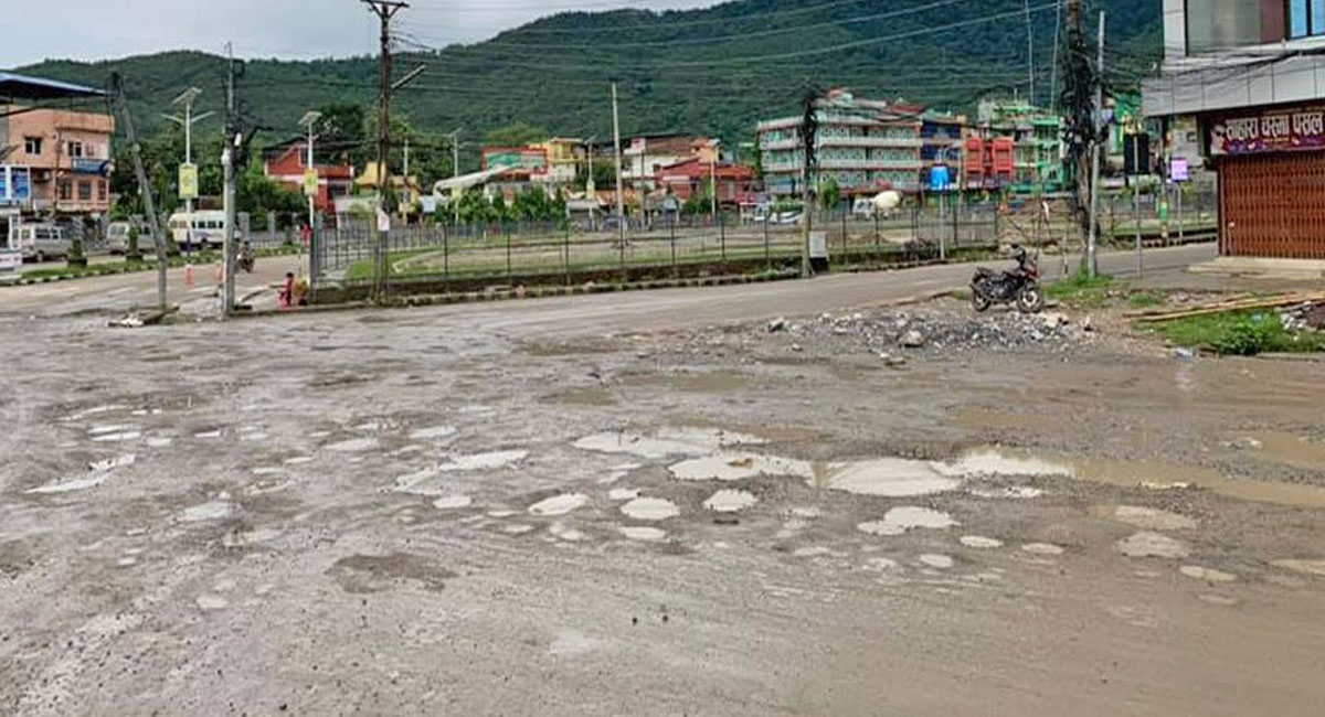 बुटवल सडक विस्तार: काम नगर्ने ठेकेदारको म्याद थप्न भित्रभित्रै लविङ