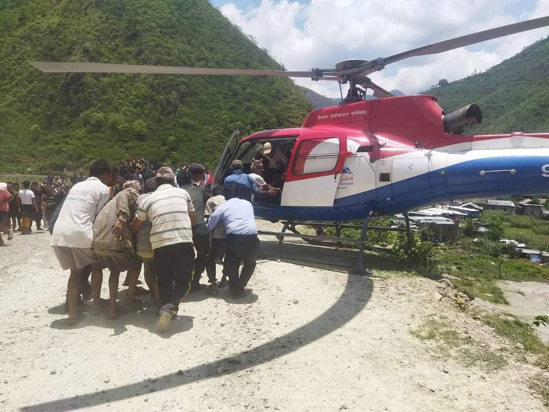 रामेछाप बस दुर्घटना : मृतकको संख्या १२ पुग्यो, घाइतेको हेलिकप्टरबाट उद्धार