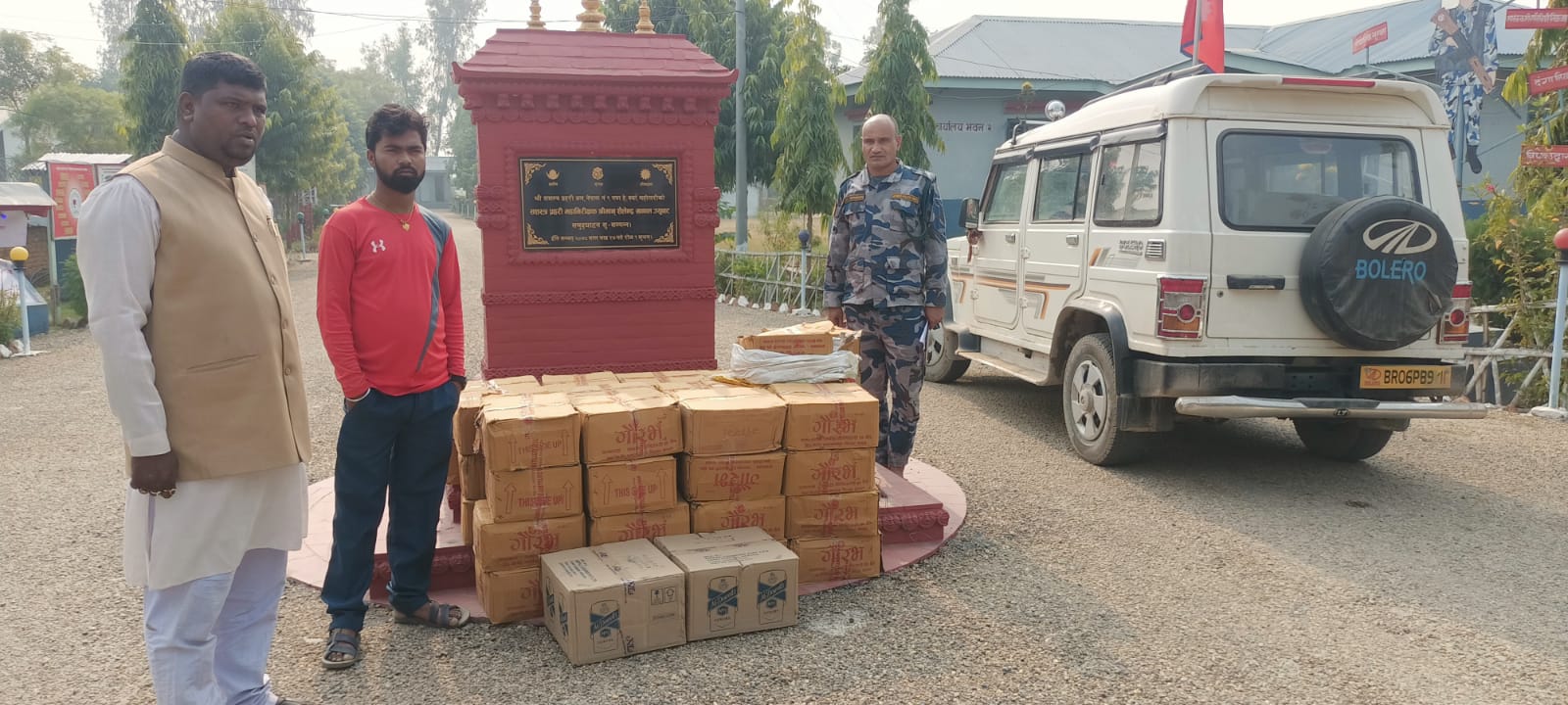 अवैध मदिरा बोकेको गाडीसहित दुई जना पक्राउ