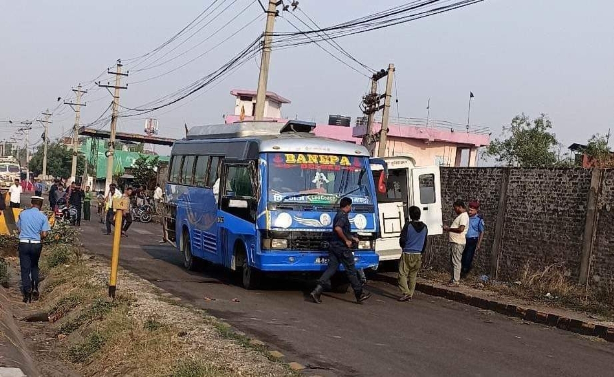 पिकअपको ठक्करबाट बसमा सवार यात्रुको मृत्यु