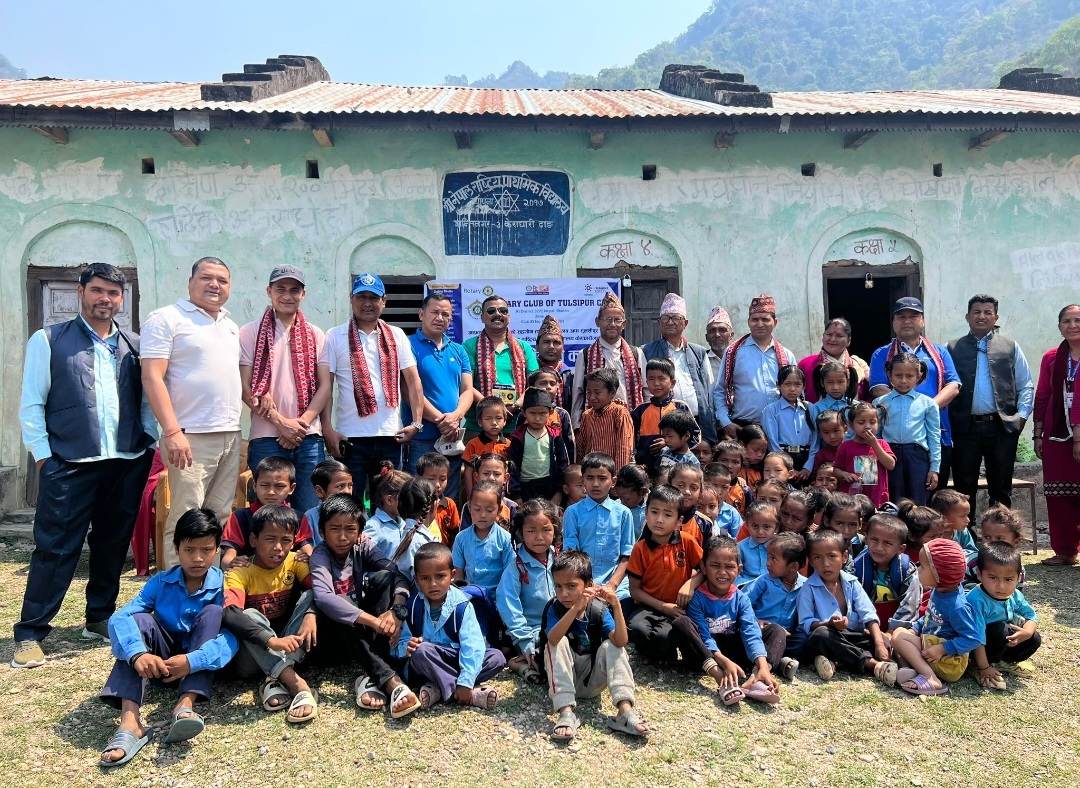 रोटरी क्लबद्वारा डेस्क बेन्च र खेलकुदका सामाग्री हस्तान्तरण