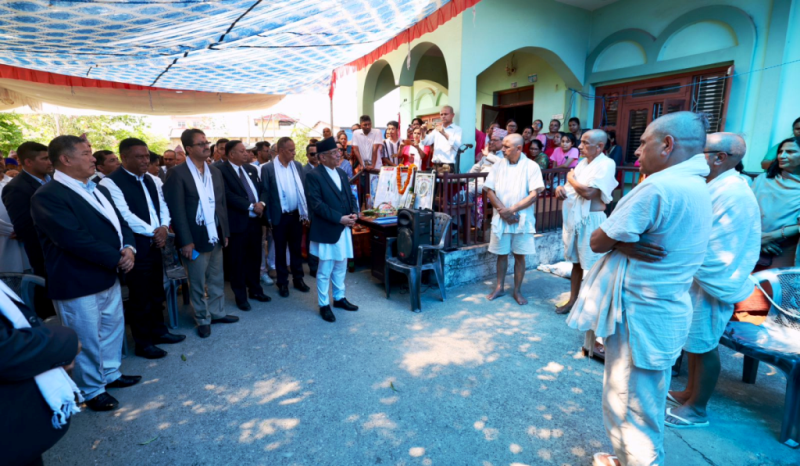 पितृशोकमा परेका एकीकृत समाजवादीका महासचिव भुसाललाई भेटे प्रधानमन्त्री