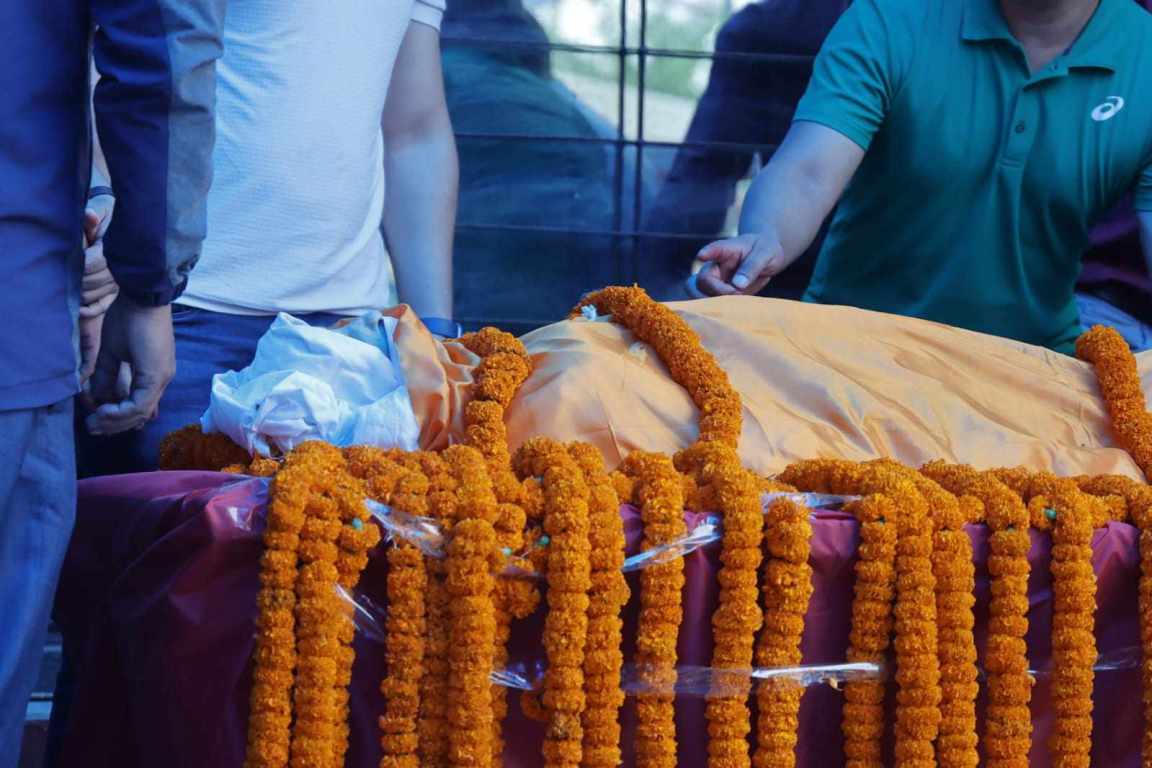 श्रद्धाञ्जलीका लागि सीता दाहालको पार्थीव शरीर पार्टी कार्यालयमा राखियाे