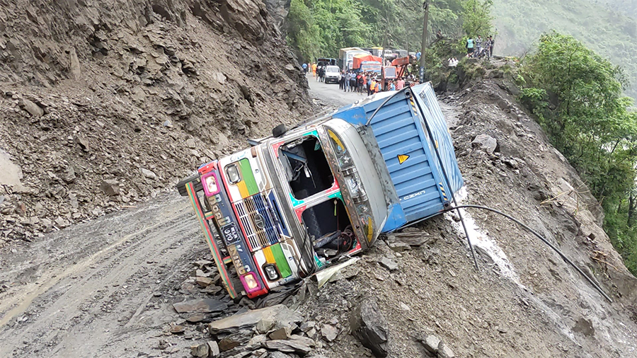 नारायणगढ-मुग्लिन सडकमा पहिरोले ट्रक पल्टियो, बाटो पुन: अवरुद्ध