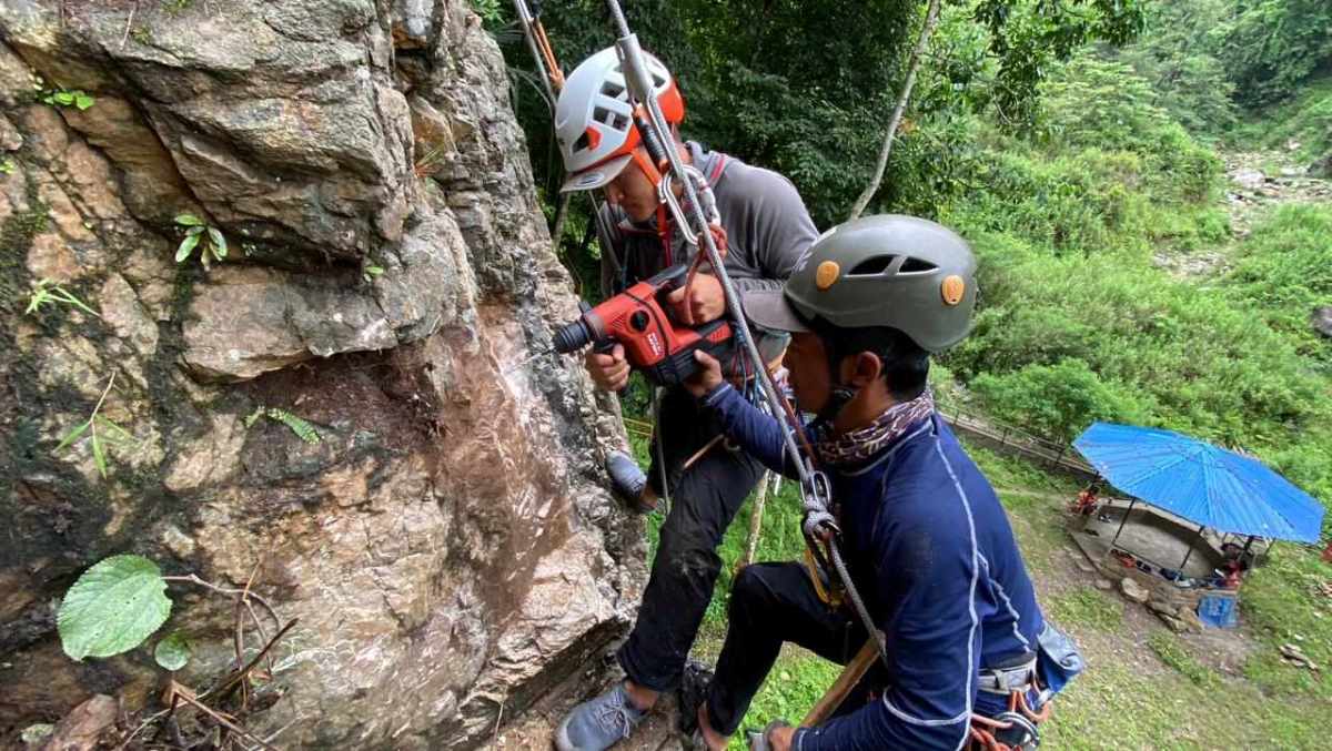 इलामकाे महाभीर चटान बन्याे पुर्वकाे पहिलाे आरोहण रुट (फाेटाेफिचर)