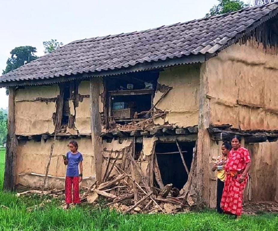 राति साढे १२ बजे हात्तीले घर भत्काउन थालेपछि...