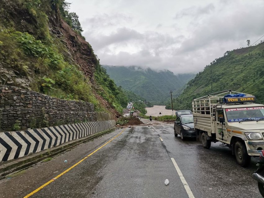 पहिरोले पृथ्वी राजमार्ग अवरुद्व