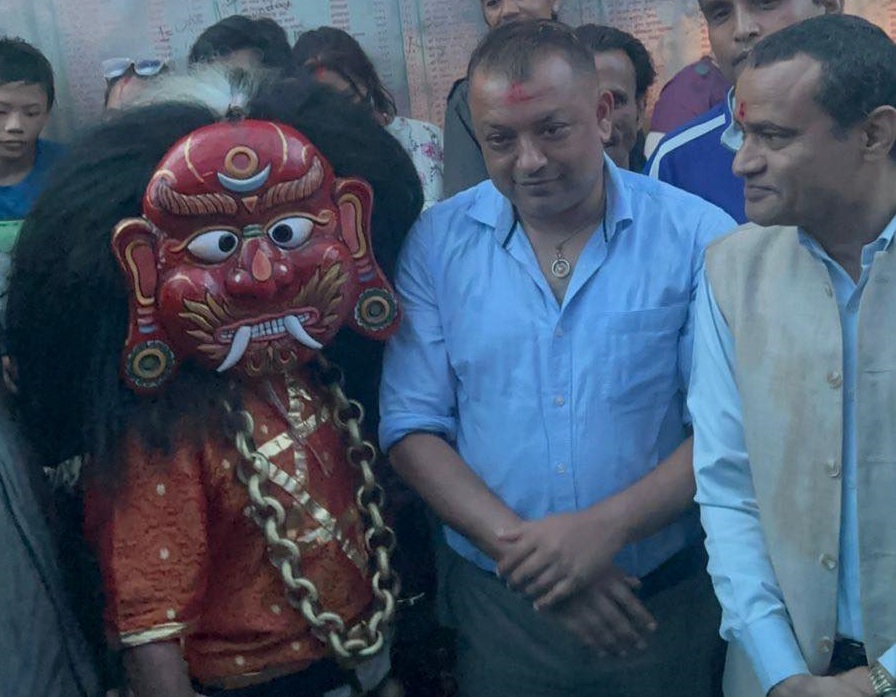 पानीमा रुझ्दै लाखे नाच हेर्न गगन थापा मैतीदेवी मन्दिर पुगे