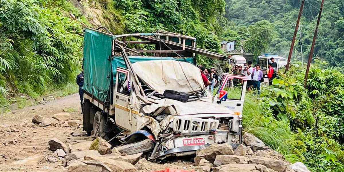 सिद्धबाबामा गुडिरहेको जिपमाथि ढुङ्गा खस्यो, ३ जना घाइते