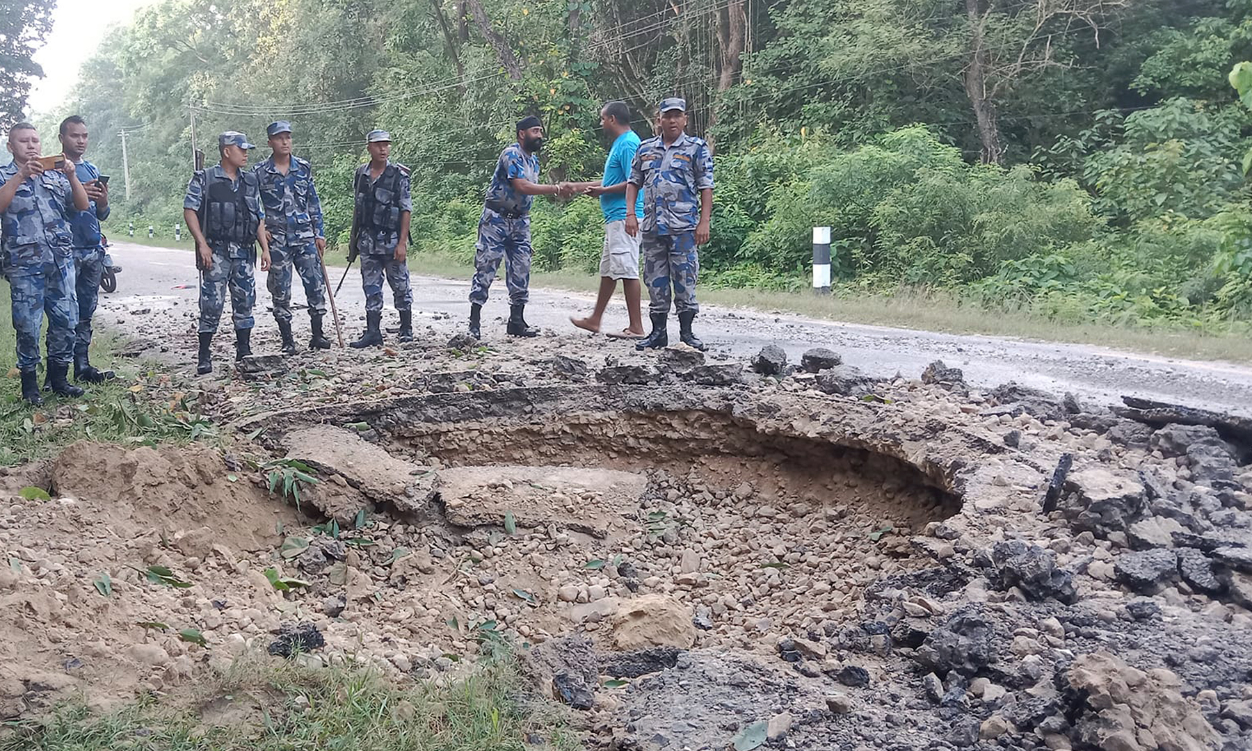 बाँकेमा बम बिस्पोर्ट : पूर्व-पश्चिम राजमार्गमा भ्वाङ