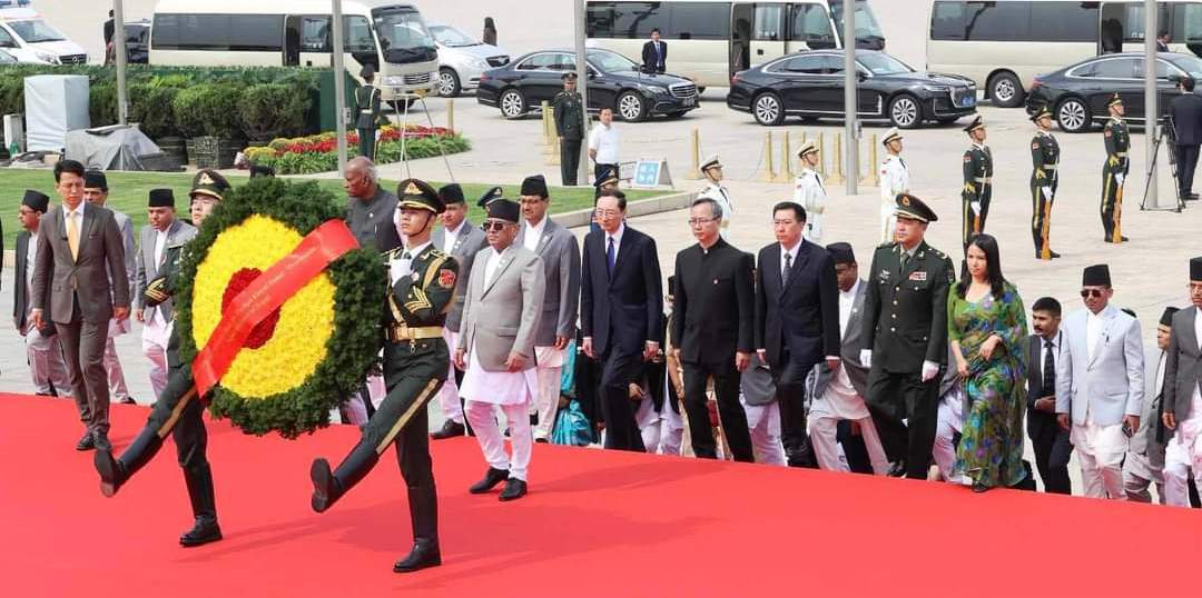 प्रधानमन्त्री प्रचण्डद्वारा चीनको राष्ट्रिय स्मारकमा पुष्पगुच्छा अर्पण