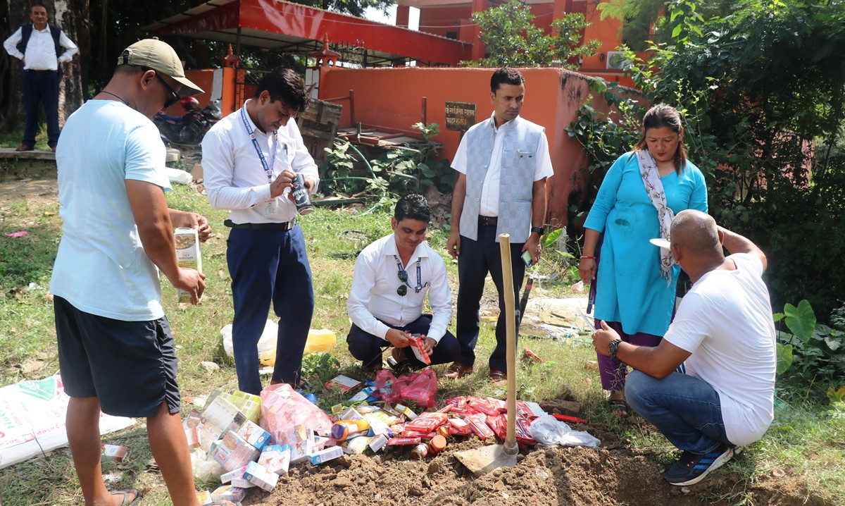 रुपन्देहीको सियारीमा बजार अनुगमन तीब्र, म्याद गुज्रिएका सामाग्री नष्ट