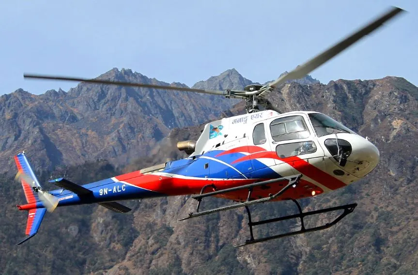 मनाङ एअरको हेलिकप्टर सोलुखुम्बुको लोबुचेमा दुर्घटना