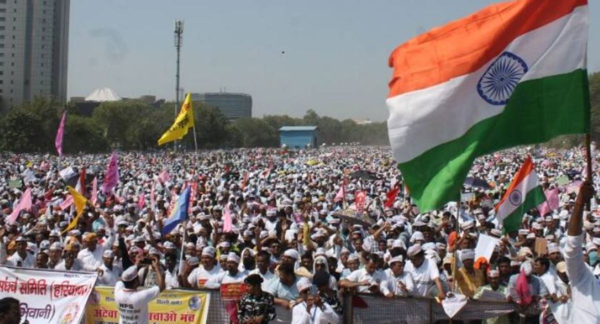 दिल्लीको रामलिला मैदानमा हजारौं सरकारी कर्मचारी किन उभिइरहेका छन ?