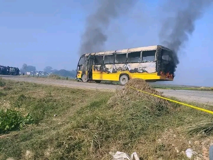 रुपन्देहीमा स्कुल बसको ठक्करबाट २ जनाको मृत्यु, बसमा स्थानीयले लगाइदिए आगो